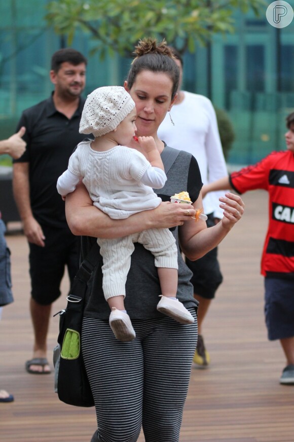 Vanessa Lóes passeia com Pilar no colo no shopping Village Mall, na Barra da Tijuca, Zona Oeste do Rio de Janeiro