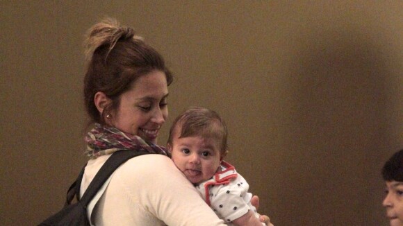 Dani Monteiro leva o filho Bento, de quase três meses, para passeio por shopping