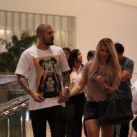 Fernando e Aline, do 'BBB15', andam de mãos dadas ao irem ao cinema em shopping