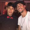 Neymar posa para fotos na festa de aniversário de Marina Ruy Barbosa e Luma Costa, neste sábado, 4 de julho de 2015