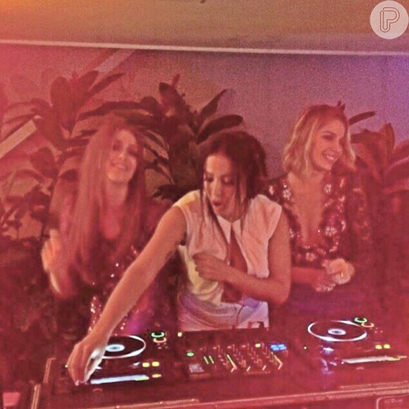 Anitta atacou de DJ e agitou os convidados da festa de aniversário de Marina Ruy Barbosa e Luma Costa
