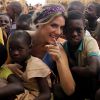 Giovanna Ewbank vai a Malaui entregar vestidos para meninas africanas