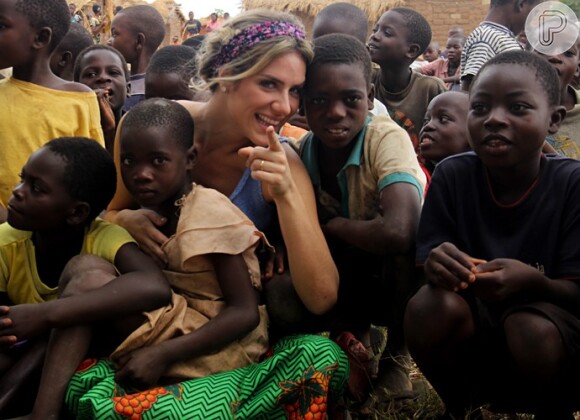 Giovanna Ewbank vai a Malaui entregar vestidos para meninas africanas