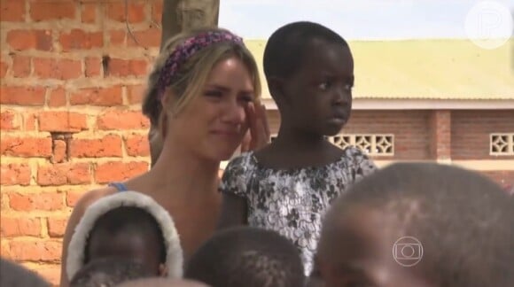 Giovanna Ewbank chora durante culto evangélico em Malaui