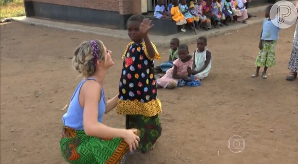 Giovanna Ewbank leva vestidos feitos por senhora americana a crianças africanas