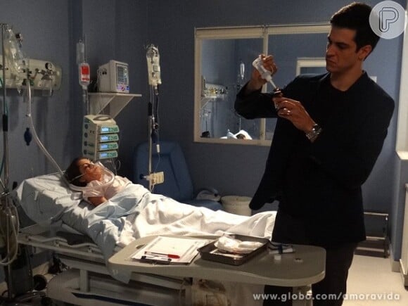 Félix (Mateus Solano) troca remédio de Paulinha por água para tentar matá-la em 'Amor à Vida'