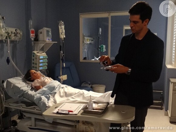 Félix afasta enfermeira para fazer suas maldades contra Paulinha em 'Amor à Vida'