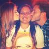 O casal Marina Ruy Barbosa e Klebber Toledo beijam fã que deu presente