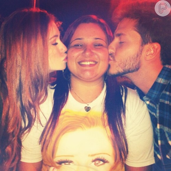 O casal Marina Ruy Barbosa e Klebber Toledo beijam fã que deu presente