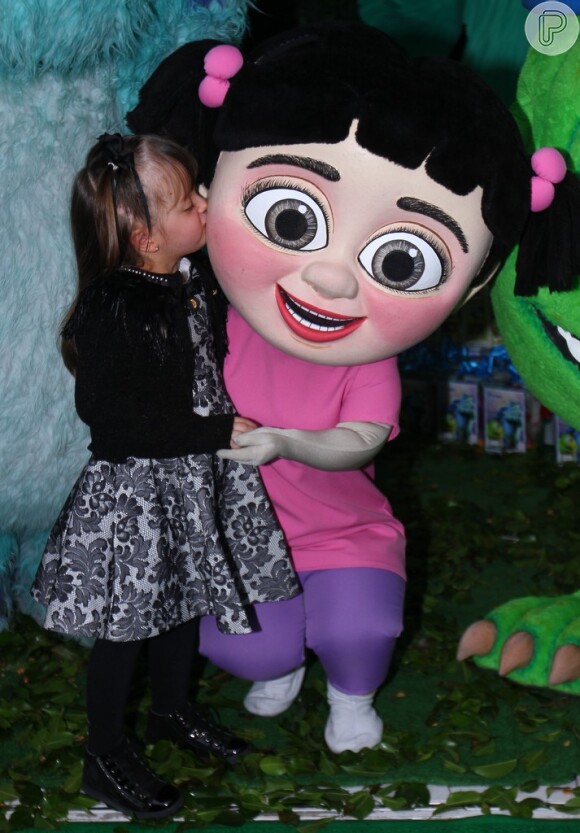 Rafaella Justus dá beijo na Boo do 'Monstros S.A', na festa de aniversário de Pietro, filho de Otávio Mesquita e Melissa Wilman
