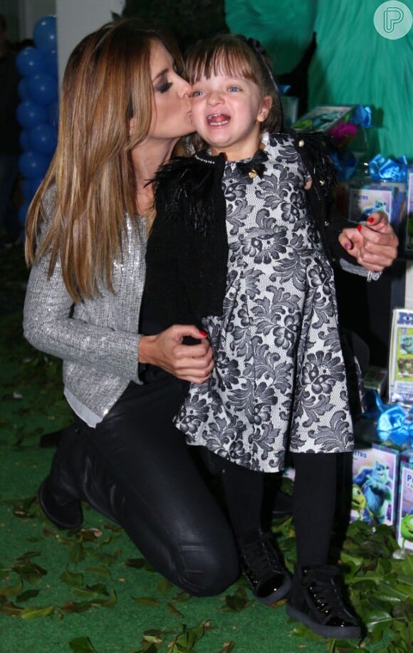 Ticiane Pinheiro dá um beijo carinhoso na filha, Rafaella Justus