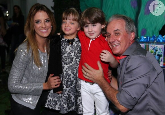 Ticiane Pinheiro posa com a filha, Rafaeela Justus, o aniversariante Pietro e o pai dele, Otávio Mesquita