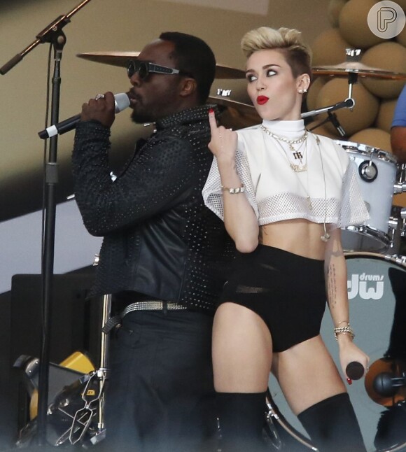 Miley Cyrus sensualiza no palco ao lado de  Will.I.Am