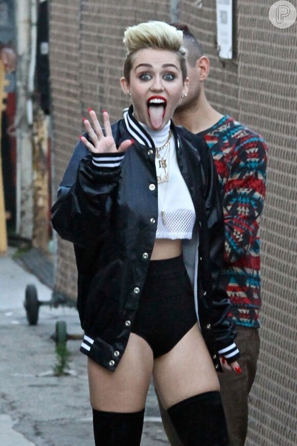 Miley Cyrus faz careta para o paparazzo