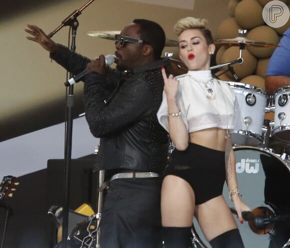 Miley Cyrus recebe Will.I.Am no palco