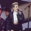 Miley Cyrus se apresenta com roupa curta e barriga de fora
