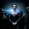 Henry Cavill aparece sendo preso, como Super-Homem, em poster de 'O Homem de Aço'
