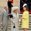 Kate Middleton posa ao lado da Rainha Elizabeth II e do príncipe Charles