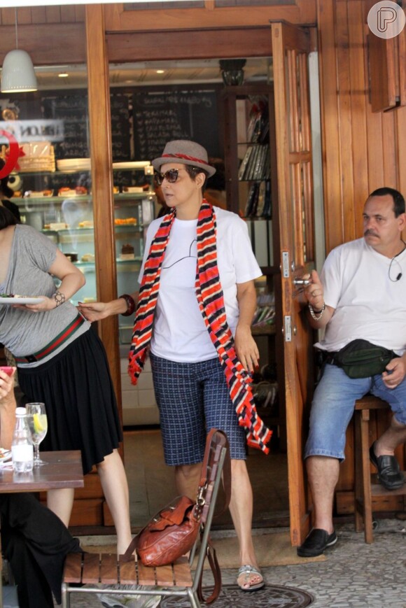 Betty Lago chega ao restaurante Celeiro, no Leblon, no Rio, em 6 de dezembro de 2012