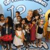 Xuxa posa rodeada de crianças no lançamento do DVD 'Xuxa Só Para Baixinhos 12'