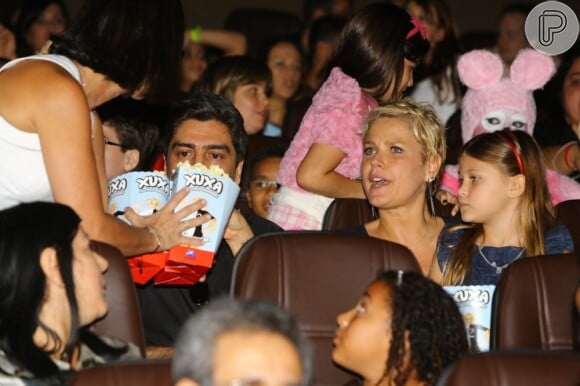 Xuxa e Junno sentaram juntos para assistir ao DVD 'Xuxa Só Para Baixinhos 12', que aconteceu no Cinépolis Lagoon, na Zona Sul do Rio de Janeiro. Nicole Meneghel, sobrinha da rainha dos baixinhos, de 8 anos, sentou no colo da apresentadora
