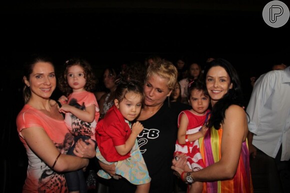 Leticia Spiller levou a filha, Stella, ao lançamento do DVD de Xuxa 'Só Para Baixinhos 12'. Bianca Rinaldi também foi com as filhas
