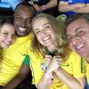 Angélica e Huck vibram durante o jogo do Brasil contra a Espanha ao lado de Thiaguinho e Fernanda Souza