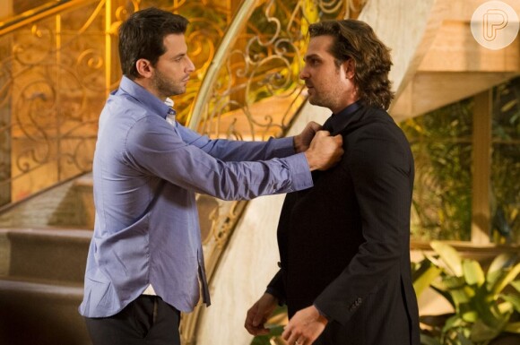 Cassiano (Henri Castelli) avisa Alberto (Igor Rickli) para ficar longe de Samuca (Vitor Figueiredo), em 'Flor do Caribe'