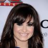 Demi Lovato sorri para fotógrafos