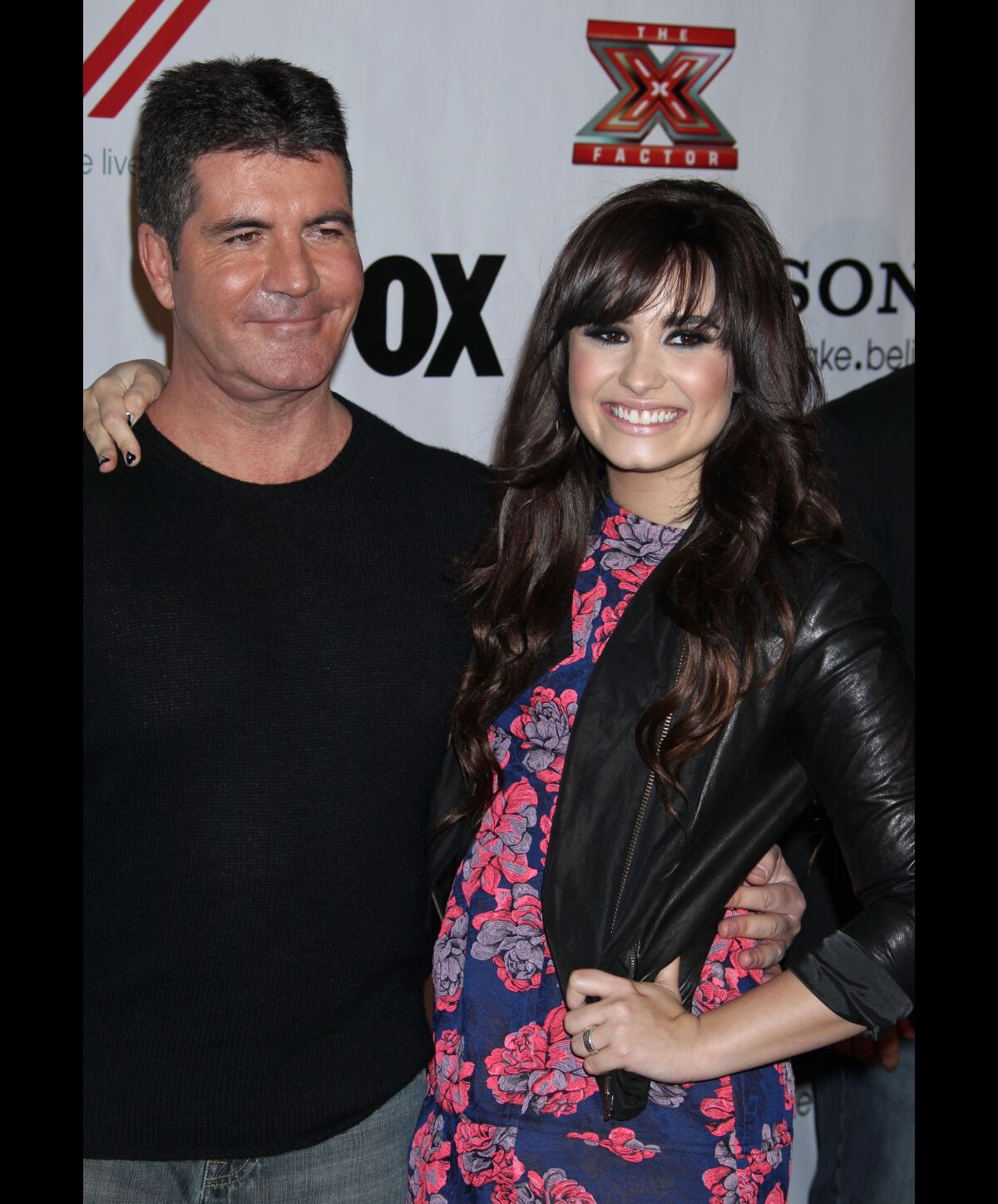 Demi Lovato And Simon Cowell Funniest Moments Foto: Demi Lovato posa ao lado de Simon Cowell - Purepeople