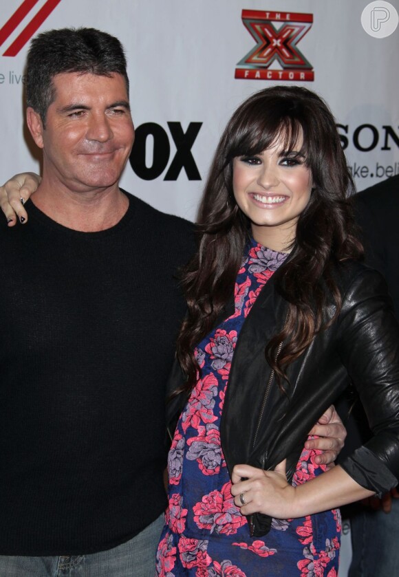 Demi Lovato posa ao lado de Simon Cowell