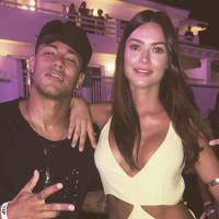 Thaila Ayala desmente ter beijado Neymar em boate de Ibiza: 'Não rolou nada'