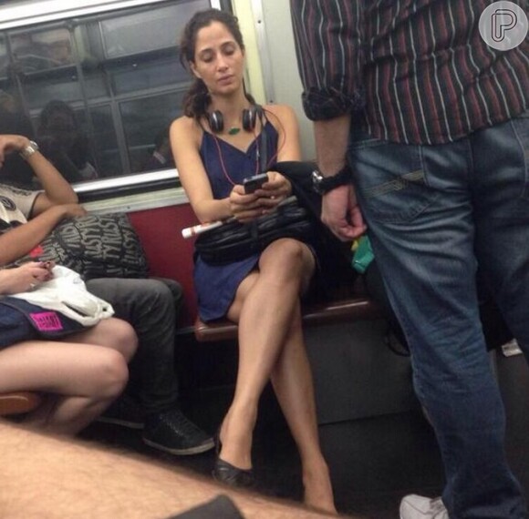'Poderia ter feito um photoshop', brincou Camila ao ser fotografada andando de metrô