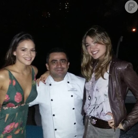 Bruna Marquezine e Sasha posam ao lado do chef Maradona em noite de pizza
