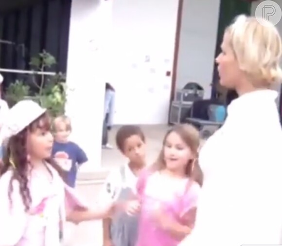 Xuxa já postou um vídeo em que Bruna e Sasha aparecem brincando juntas, ainda crianças