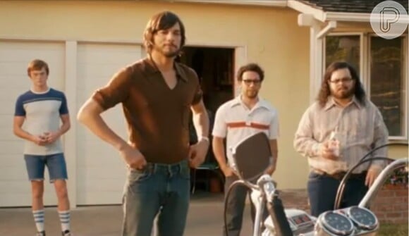 Ashton Kutcher aparece irreconhecível em trailer oficial do filme 'jOBS'