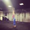 Flávia Alessandra mostrou que está cuidando do corpo em grande estilo em foto postada no Instagram. Na imagem, a atriz aparece praticando balé fitness