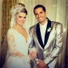 Latino usou um terno prateado no dia de seu casamento com Rayanne Morais