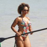 Ex-Globeleza Valéria Valenssa exibe boa forma aos 43 anos em dia de praia
