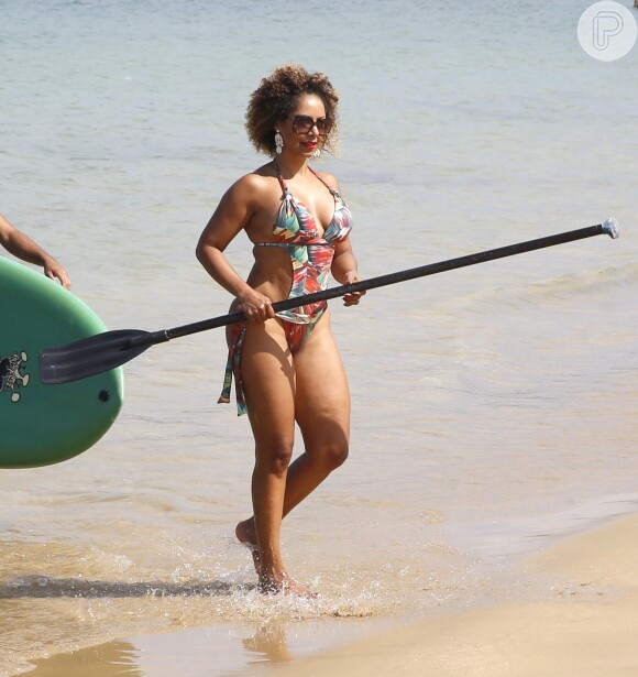 Aos 43 anos, ex-Globeleza Valéria Valenssa exibe boa forma em praia, nesta quinta-feira, 30 de julho de 2015