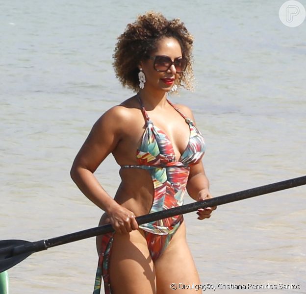 Aos 43 anos, ex-Globeleza Valéria Valenssa exibe boa forma em praia, nesta quinta-feira, 30 de julho de 2015