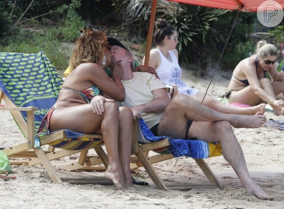 Valéria Valenssa e o marido, Hans Donner, trocam beijos em praia de Búzios, no Rio