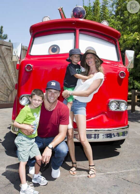 Gisele visitou nesta terça-feira, 2 de julho de 2013, o parque de diversões Disney California Adventure com o marido Tom Brady, o filho Benjamin e o enteado John