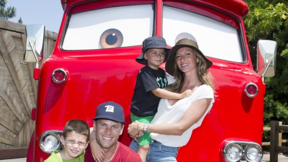 Gisele Bündchen visita parque de diversões da Disney com a família