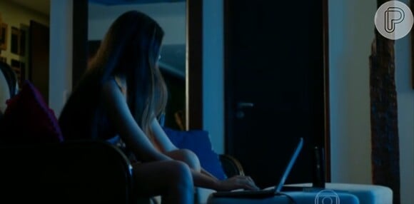 Sem pretensão alguma seduzir Alex (Rodrigo Lombardi), Angel está no seu quarto no computador quando ouve alguém batendo na sua porta