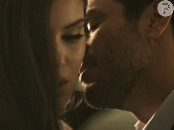 Angel (Camila Queiroz) pede desculpas a Alex (Rodrigo Lombardi) e ele a beija, na novela 'Verdades Secretas'