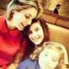 Flávia Alessandra almoça com as filhas Giulia, de 13 anos, e Olívia, de 2. A foto foi publicada no Instagram da atriz em 3 de julho de 2013