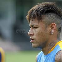 Neymar volta aos treinos do Barcelona e vira piada por causa do corte de cabelo