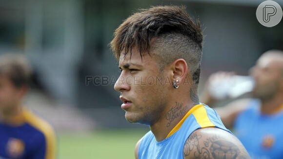 Neymar fez um desenho do naipe de espadas na parte de trás do cabelo e foi alvo de brincadeiras entre os colegas do Barcelona no primeiro treino do time completo nesta sexta-feira, dia 31 de julho de 2015