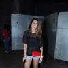 Fernanda Paes Leme apostou num look despojado com uma bolsa vermelha a tiracolo